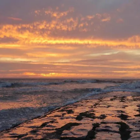 Romantic Coastal Escape, Cleaning Included Lägenhet